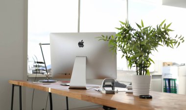 Minsk, Beyaz Rusya - 25 Eylül 2019: Ofis masasında modern pc apple imac. Illusttative editoryal.
