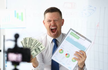 Kızgın businness vlogger elinde dolar ve mali istatistikler grafik portre tutun. Finansal özgürlük kavramı