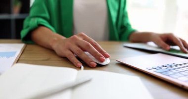 İş kadını bilgisayar masasında oturuyor ve ofiste çalışırken kol ağrısı çekiyor. Uzun klavye ve fare kullanımından kaynaklanan karpal tünel sendromuyla kadın masaj yapıyor.