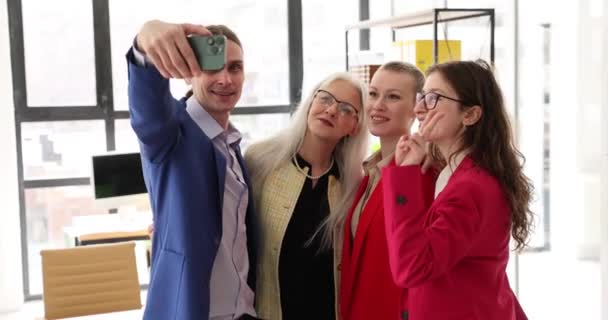 Mutlu Adamları Yerinde Akıllı Telefon Ekranlarına Bakarak Selfie Çekerek Eğleniyorlar — Stok video