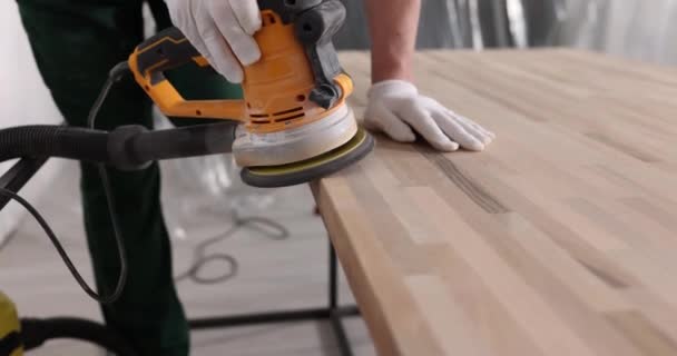 Arbeiter Schleift Holz Auf Winkelschleifer Verarbeitung Von Holzschliff — Stockvideo
