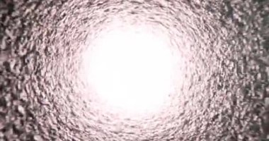 İçerideki pürüzlü boru dokusu ve tünelin sonundaki parlak ışık. Kanalizasyon inşaat konsepti