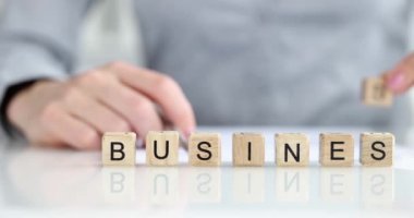 Kişi, küplerden kelime oyunu yapar. Girişim planlama ve girişimcilik kavramı