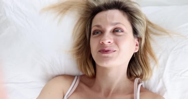 Młoda Kobieta Leży Łóżku Robi Sobie Selfie Koncepcja Sieci Społecznościowych — Wideo stockowe