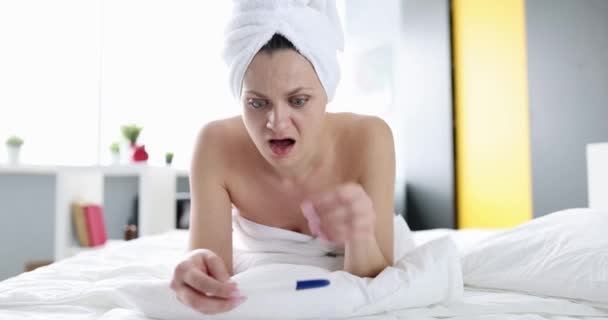 烦躁不安的女人举行怀孕测试和哭在床上 意外怀孕和精神压力的概念 — 图库视频影像