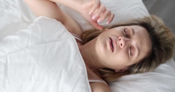 女性はベッドのカバーの下を見て横になって叫んで目を覚ます 悪夢と悪い夢の概念 — ストック動画