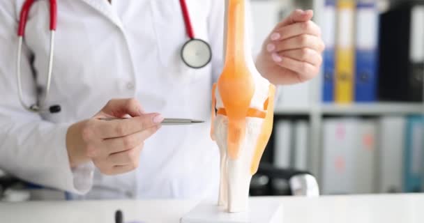 Traumatologe Untersucht Modell Des Unterschenkel Und Kniegelenks Klinik Behandlung Von — Stockvideo
