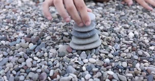Criança Mão Constrói Torre Pedras Praia Pirâmide Pedras Conceito Praia — Vídeo de Stock