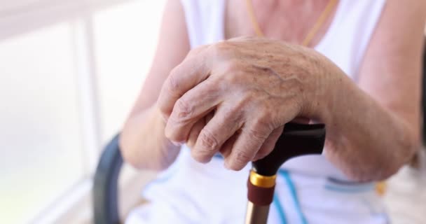 Ruce Staré Ženy Holi Osamělost Důchodu Sociální Záruky Jsou Poskytovány — Stock video