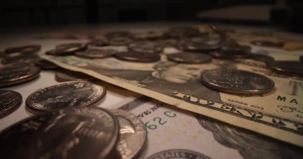 许多美元钞票和掉在黑暗背景下的硬币 恶性通货膨胀和货币印刷概念 — 图库视频影像