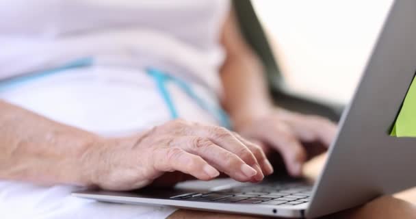 Tangan Wanita Tua Mengetik Papan Ketik Laptop Mencari Informasi Internet — Stok Video