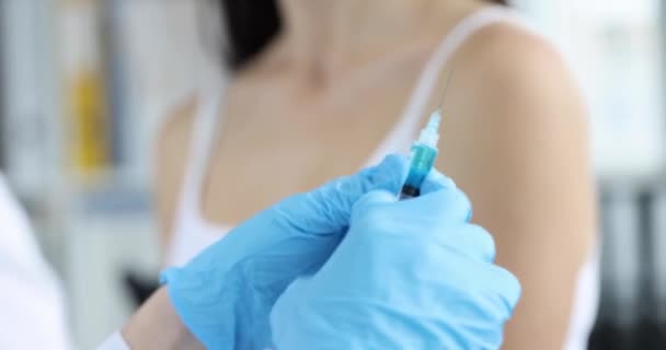 ワクチン注射器を手で医師は拒否します 医療と抗ワクチンの概念 — ストック動画