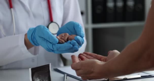 의사들은 병원에 여자에게 태아의 흉내를 심리적 — 비디오