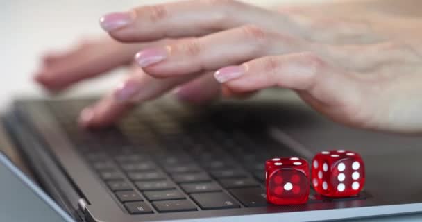 Ruce Obchodníka Který Píše Klávesnici Červenými Kostkami Online Hazardní Hry — Stock video