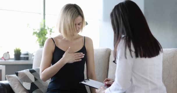 Mulher Reclama Médico Sobre Dor Peito Conceito Atenção Domiciliar — Vídeo de Stock