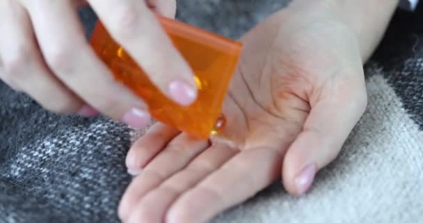 Vrouw Hand Neemt Vitamine Omega Visolie Tabletten Arm Vitaminen Voor — Stockvideo