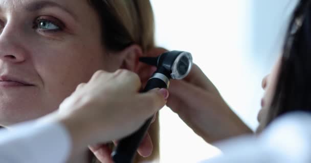 Otorrinolaringólogo Examinando Oído Del Paciente Con Otoscopio Comprobando Audición Adultos — Vídeos de Stock