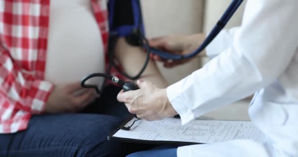 医生检查孕妇的血压 怀孕期间的压力控制 — 图库视频影像