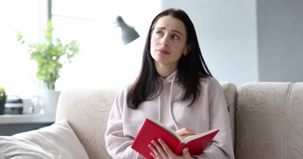 Düşünceli Üzgün Kadın Kanepede Oturarak Günlük Tutuyor Günlük Konseptinde Duygu — Stok video