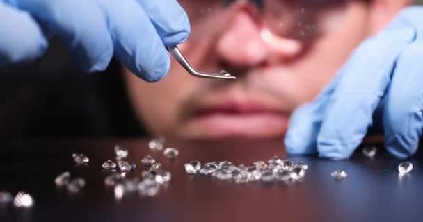 珠宝商手里拿着钻石 检查它的真伪4K电影慢动作 珠宝制造概念 — 图库视频影像