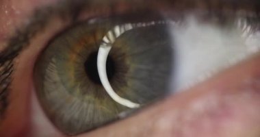 Yeşil Gözlü Kadın 'ın yakın çekimi. Ağır çekim 4K filmi. Lazer görüş düzeltme kavramı