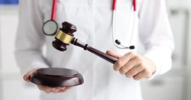 Beyaz önlüklü doktor Yargıç Tokmak 'a vurdu. Profesyonel suiistimal sağlık çalışanları kavramı