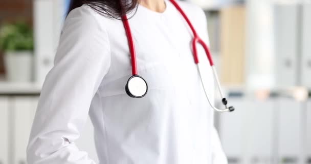 Vrouwelijke Dokter Witte Jas Verandert Camera Hoogst Betaalde Specialiteiten Van — Stockvideo