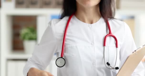 Fehér Köpenyes Orvos Nyújtja Kezét Kézfogásért Klinika Szolgáltatásaira Vonatkozó Egészségbiztosítás — Stock videók