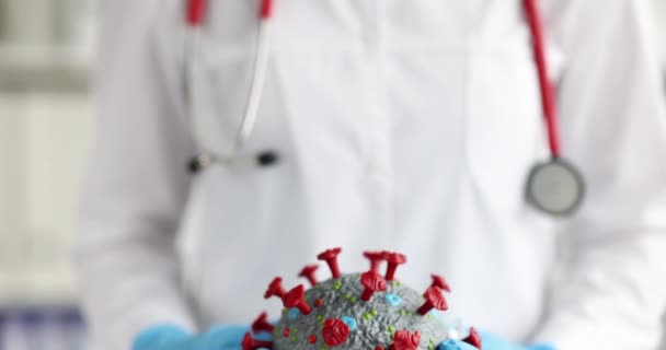 戴手套的医生拿着病毒的模型 包含病毒概念的Rna — 图库视频影像