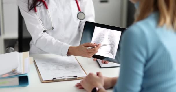 Médico Mostra Radiografia Dos Pulmões Paciente Clínica Mulher Que Sofre — Vídeo de Stock