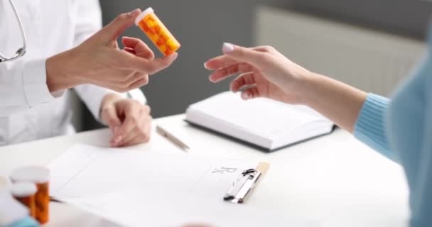 医生给女病人开药 激素避孕药具组合概念 — 图库视频影像