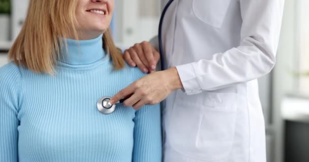 Läkaren Lyssnar Hjärtslag Kvinnlig Patient Med Stetoskop Utnämning Terapeut — Stockvideo