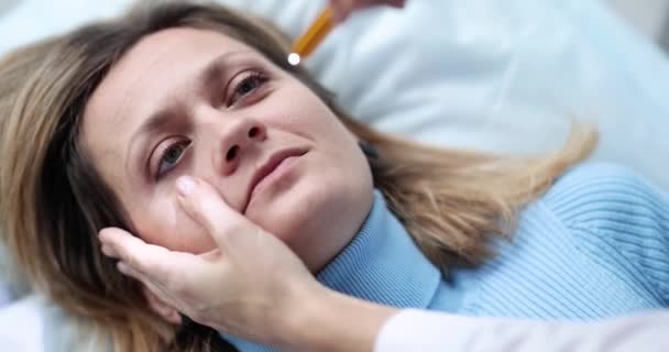 Hälso Och Sjukvårdspersonal Lyser Ljus Ögonen Liggande Patient Huvudorsaker Till — Stockvideo