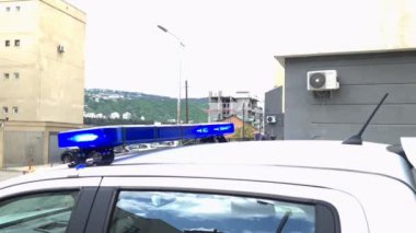 Şehirde polis ekipmanı ve güvenlik feneri olan bir SWAT aracı. 911 konseptini ara