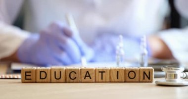 Deneyimli bir doktorun sağlık eğitimi ve profesyonel gelişimi. Tıp eğitimi ve doktor olarak kariyer