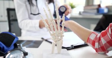 Yaralar ve bilek rahatsızlıkları için ilk yardım ve tedavi. Travmatolog hasta kliniği konseptiyle ilgileniyor.