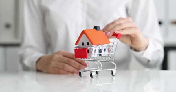 Kaufen Sie Einkaufswagen Für Haus Und Immobilien Makler Bietet Wohnungsbaukonzept — Stockvideo