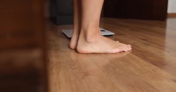 Ženské Nohy Vstávají Postele Měří Tělesnou Hmotnost Šupinách Regulace Hmotnosti — Stock video