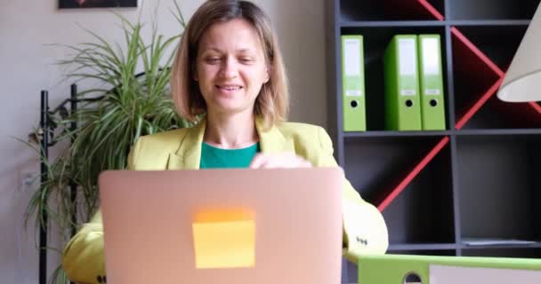 Usmívající Krásná Obchodnice Otevře Notebook Aby Mohla Začít Pracovat Začátek — Stock video