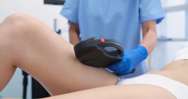 Péče Tělo Laserové Epilace Nohou Kosmetolog Odstranění Vlasů Noze Mladé — Stock video