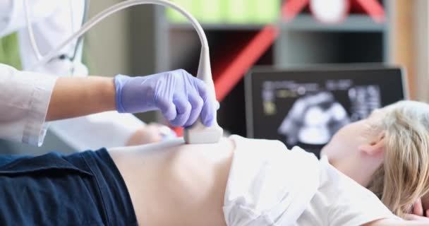 Lekarz Robi Usg Brzucha Dla Dziewczyny Używającej Skanera Klinice Badanie — Wideo stockowe