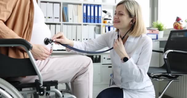Lekarz Słucha Stetoskopem Brzucha Ciężarnej Kobiety Wózku Inwalidzkim Klinice Bicie — Wideo stockowe