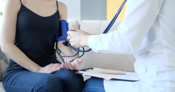 医生在家里测量病人的血压 心脏病的血压控制 — 图库视频影像