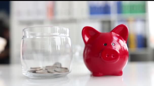 Sparschwein Und Gefüllt Mit Münzen Akkumulation Von Finanzeinkünften Und Profitablen — Stockvideo