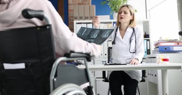 Läkaren Visar Röntgenbilden För Kvinnan Rullstol Rehabiliteringsklinik Och Behandling För — Stockvideo