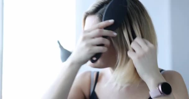 Portret Krzyczącej Kobiety Grzebieniem Poważną Utratą Włosów Koncepcja Wypadania Włosów — Wideo stockowe