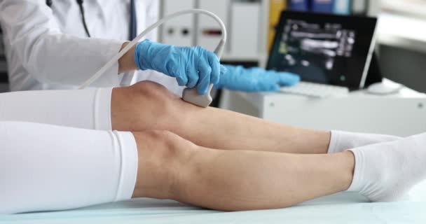 Der Arzt Führt Eine Ultraschalluntersuchung Des Kniegelenks Und Des Unterschenkels — Stockvideo