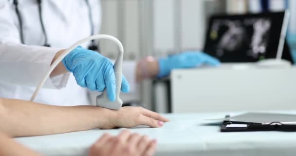 Lekarz Przeprowadza Badanie Ultrasonograficzne Dłoni Pacjenta Ból Ramion Rąk Diagnoza — Wideo stockowe