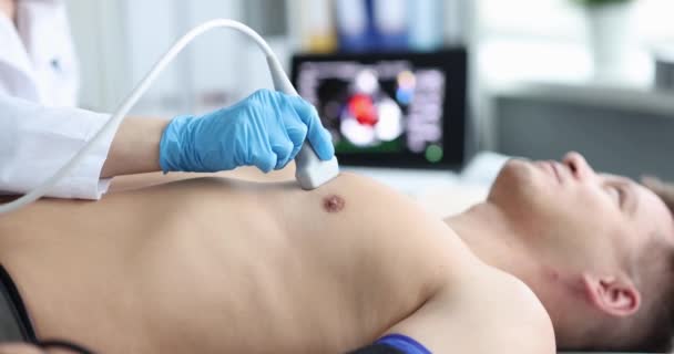 닥터가 클리닉의 환자에게 그래피를 만들어 병원에서 초음파 검사를 초음파 — 비디오