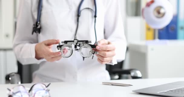 Kezében Orvos Tartja Szemüveg Kiválasztására Lencsék Beteg Számára Optika Koncepciójának — Stock videók